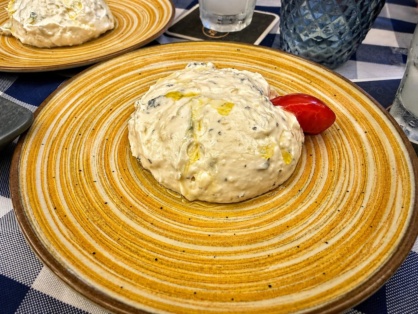 Hausgemachtes Tzatziki: Cremig, frisch und mit feinem Olivenöl veredelt – der Klassiker unter den Vorspeisen.