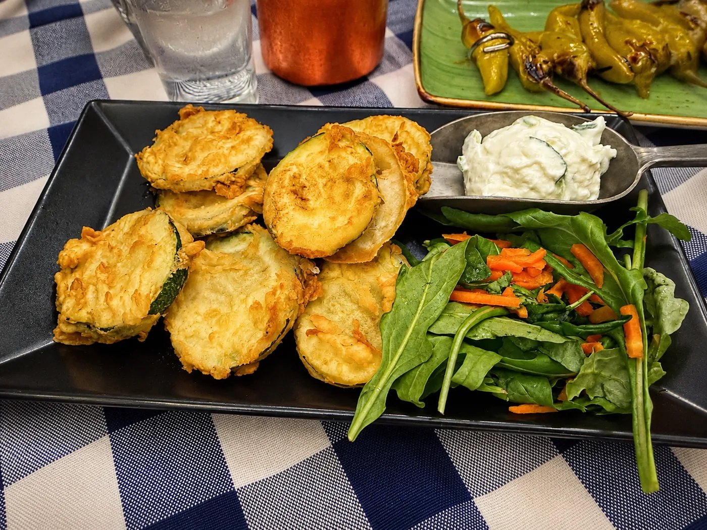 Vegetarische Vorspeise: Krosse Zucchini mit Salat und Dip – leicht, frisch und ideal zum Teilen.