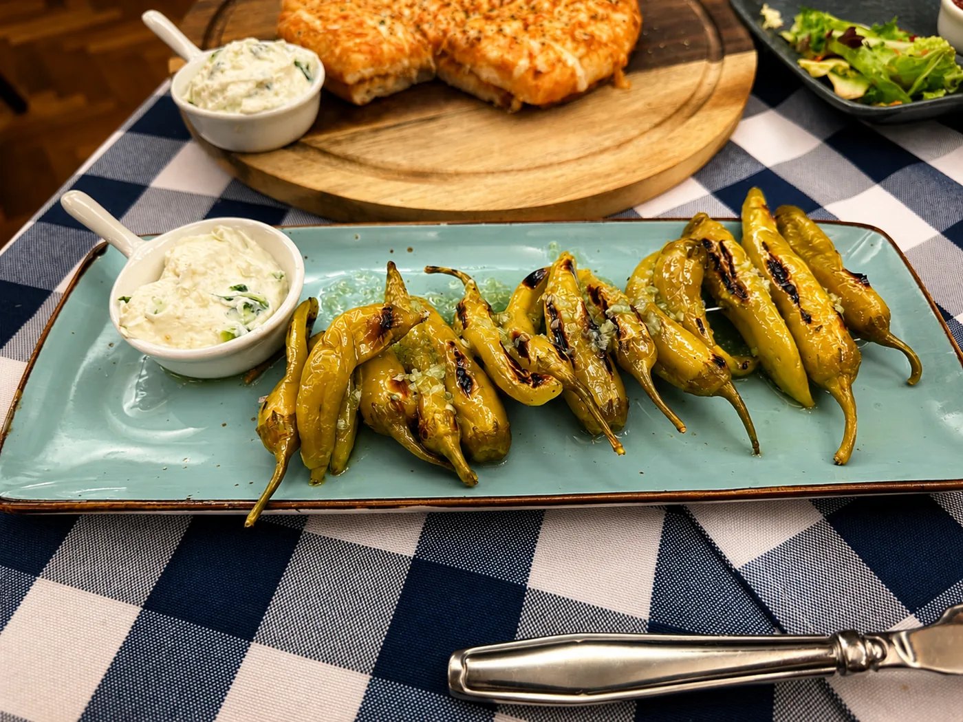 Gegrillte Peperoni: Würzige Peperoni vom Grill mit feinem Dip – einfach, aromatisch und typisch griechisch.