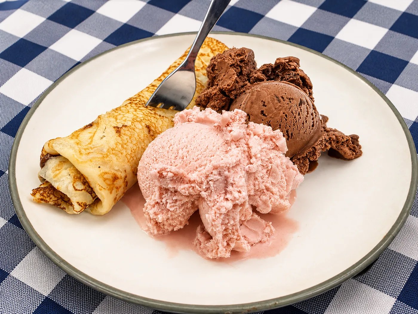 Süßer Abschluss: Crêpe und Eiscreme als Dessert – frisch, cremig und perfekt nach dem Essen.