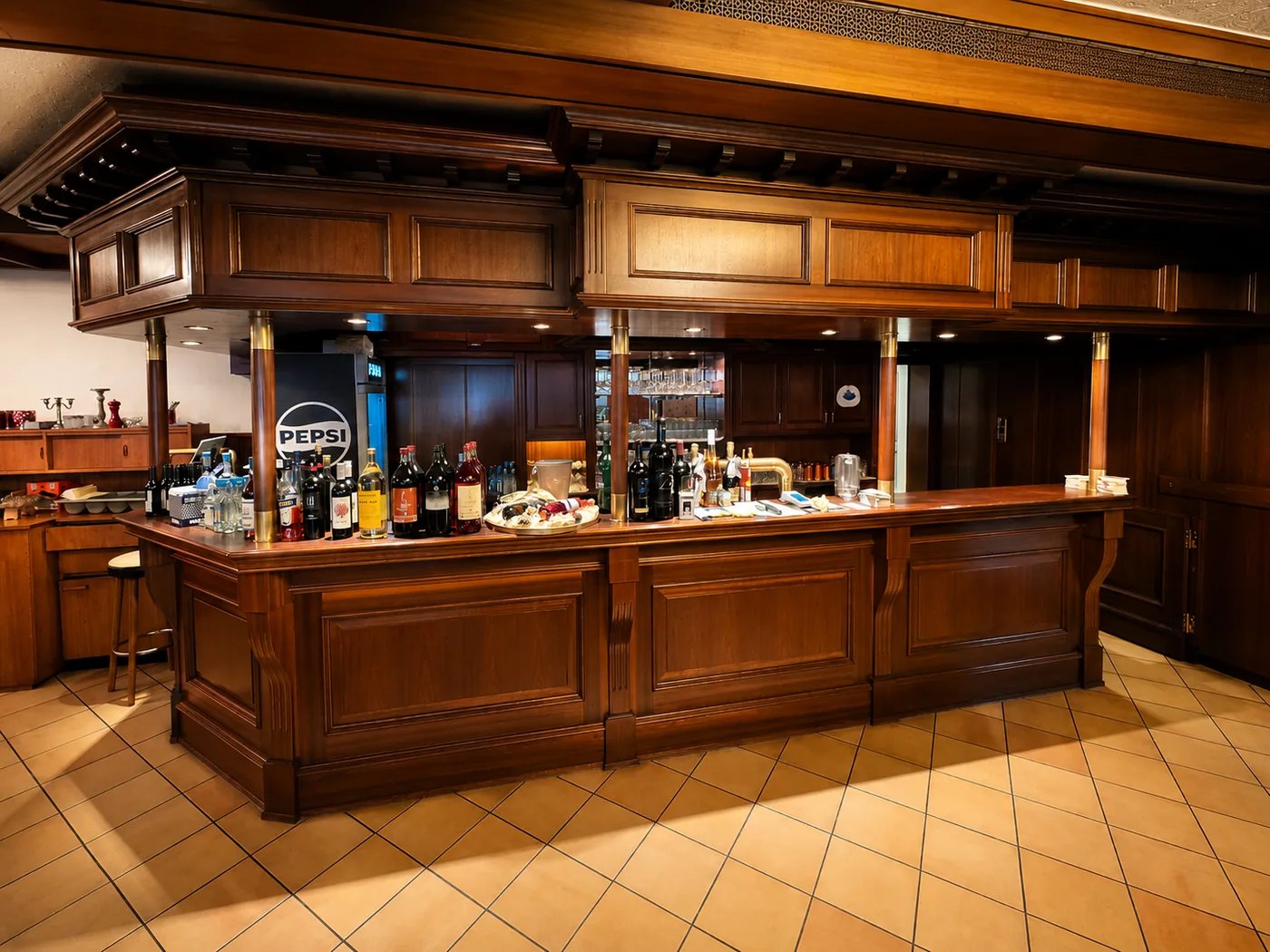 Klassischer Barbereich: Die Holztheke verleiht dem Restaurant eine traditionelle und einladende Atmosphäre.